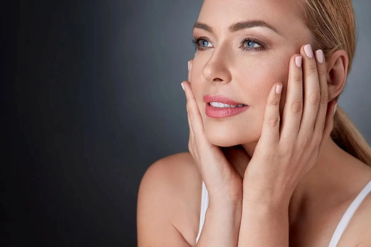 7 секретов красоты. Красота и молодость кожи. Счастливая женщина. Молодость и красота женщины. Фон красота.