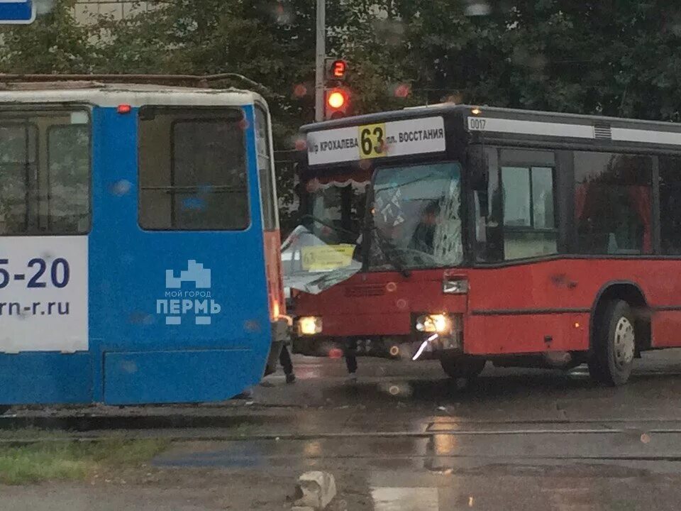 Пермь уральский автобус. Автобус Пермь Уральский. Общественный транспорт Перми ВК. Трамвай происшествия Пермь сегодня.