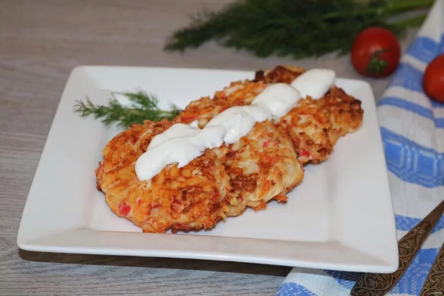 Крабовые оладьи с сыром. Оладьи с крабовыми палочками. Драники с крабовыми палочками. Оладушки с крабовыми палочками. Крабовые оладьи.