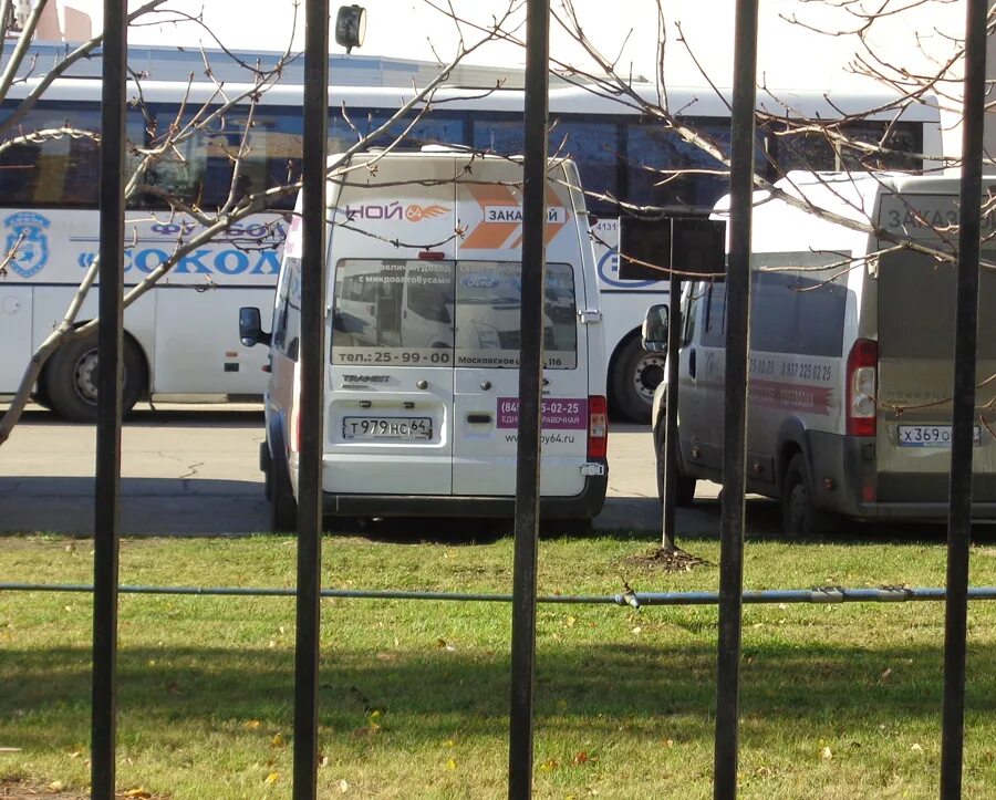 Стоянка автобусов. Автопарковка автобусов. Парковка автобуса в парке. Стоянка для автобусов у спорткомплекса.