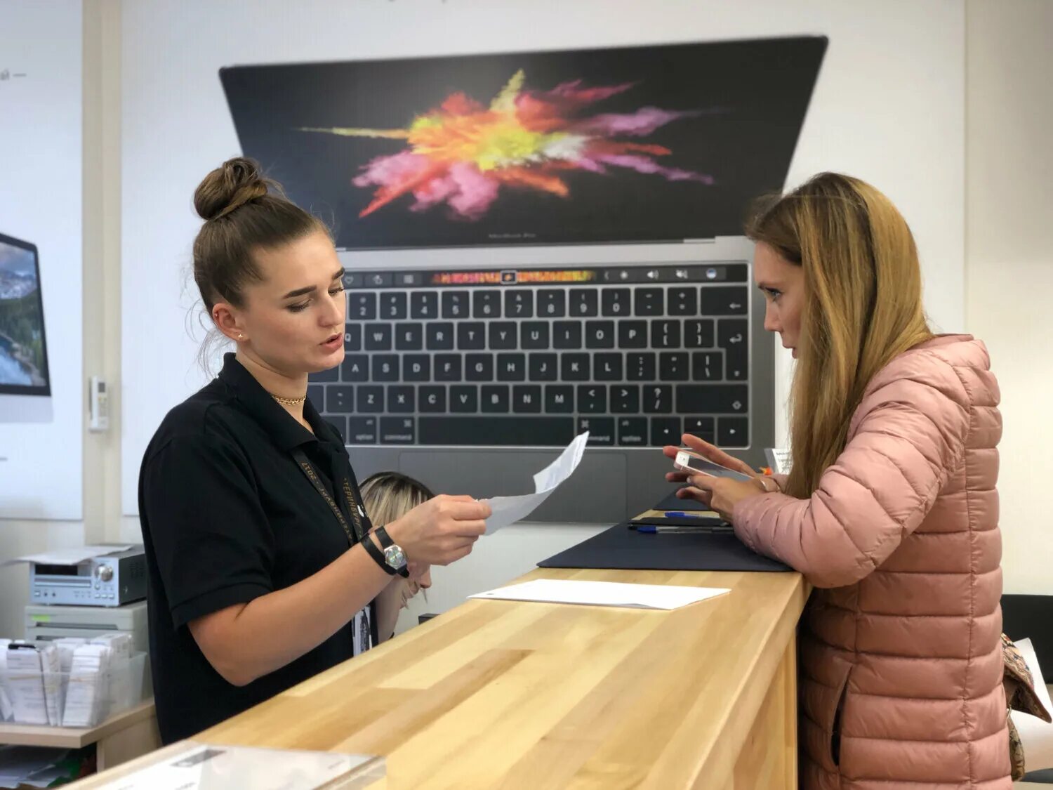 Apple екб. Iphone ekb. айфон екб. яблоко магазин екатеринбург. стиль apple в дизайне.