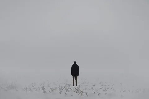 Под ногами таял снег одинокий