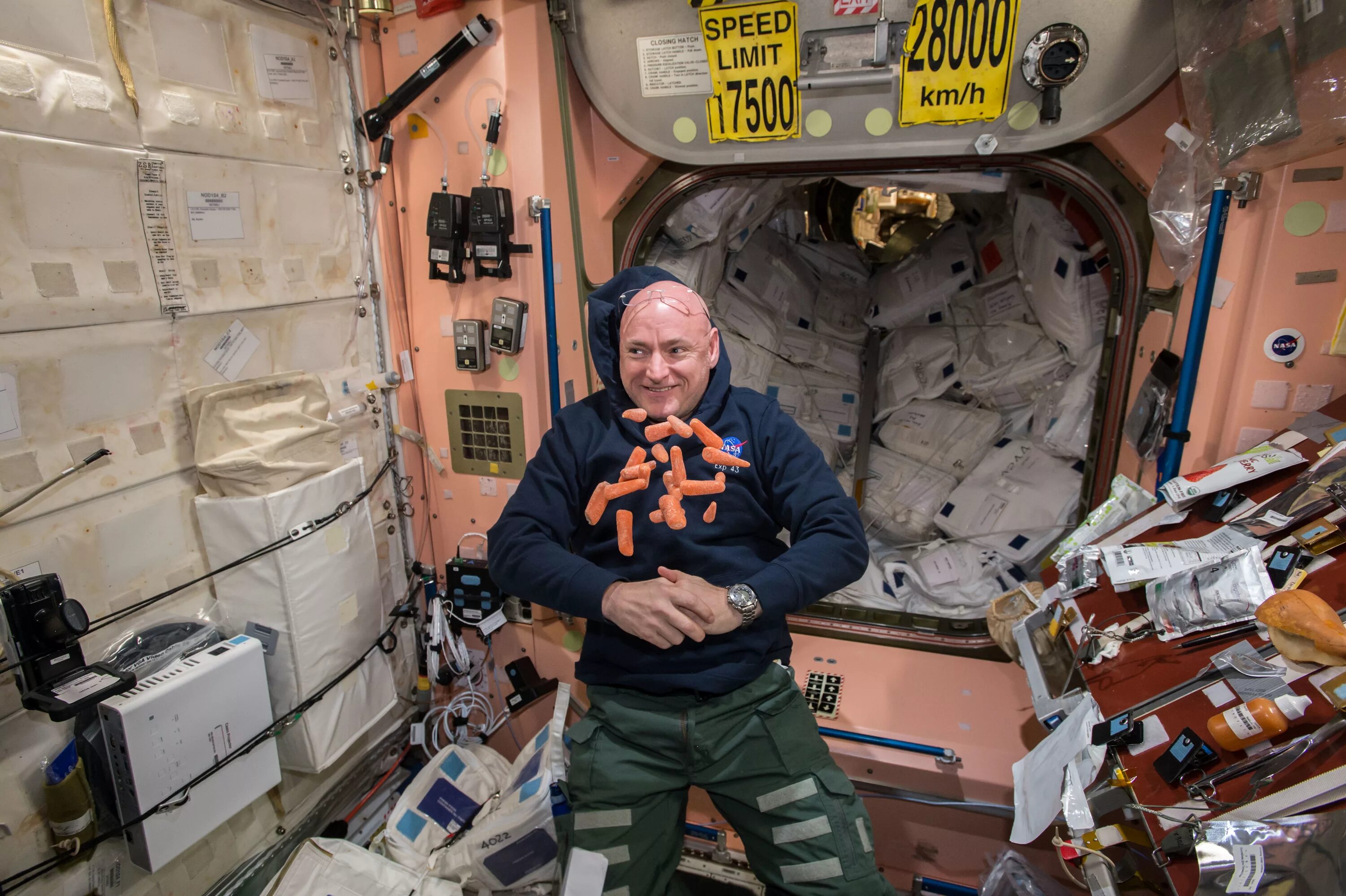 Правда ли что космонавты в космосе. Скотт Келли астронавт. Станция МКС внутри. Кабина МКС. Международная Космическая станция МКС космонавты.