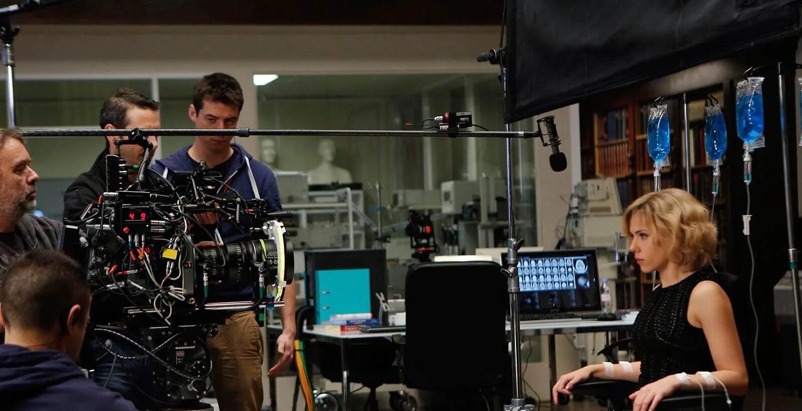 Жак бессон. Крис коламбус на съемках. Режиссер элемент. Режиссер элемент. Режиссер за работой.