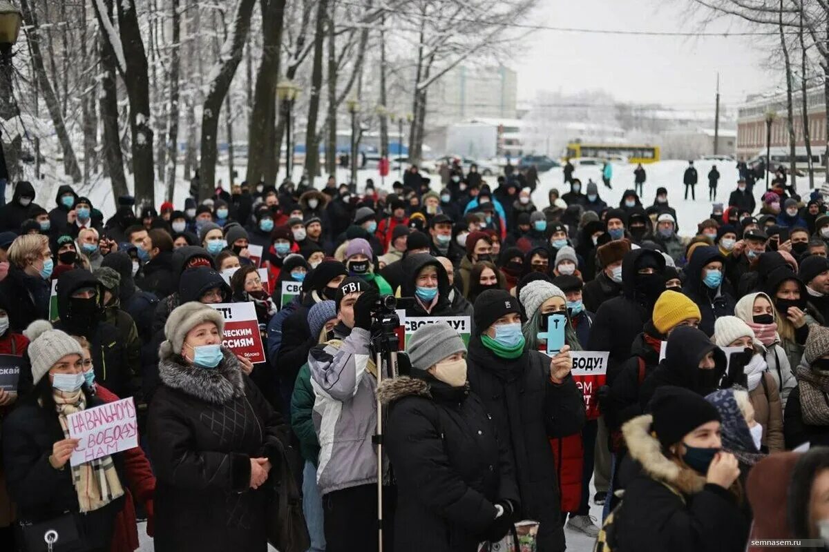Митинг зимой. Митинги протесты. Митинг Навального 23 января 2021 Саратов. Митинги в регионах России. Выносит протест