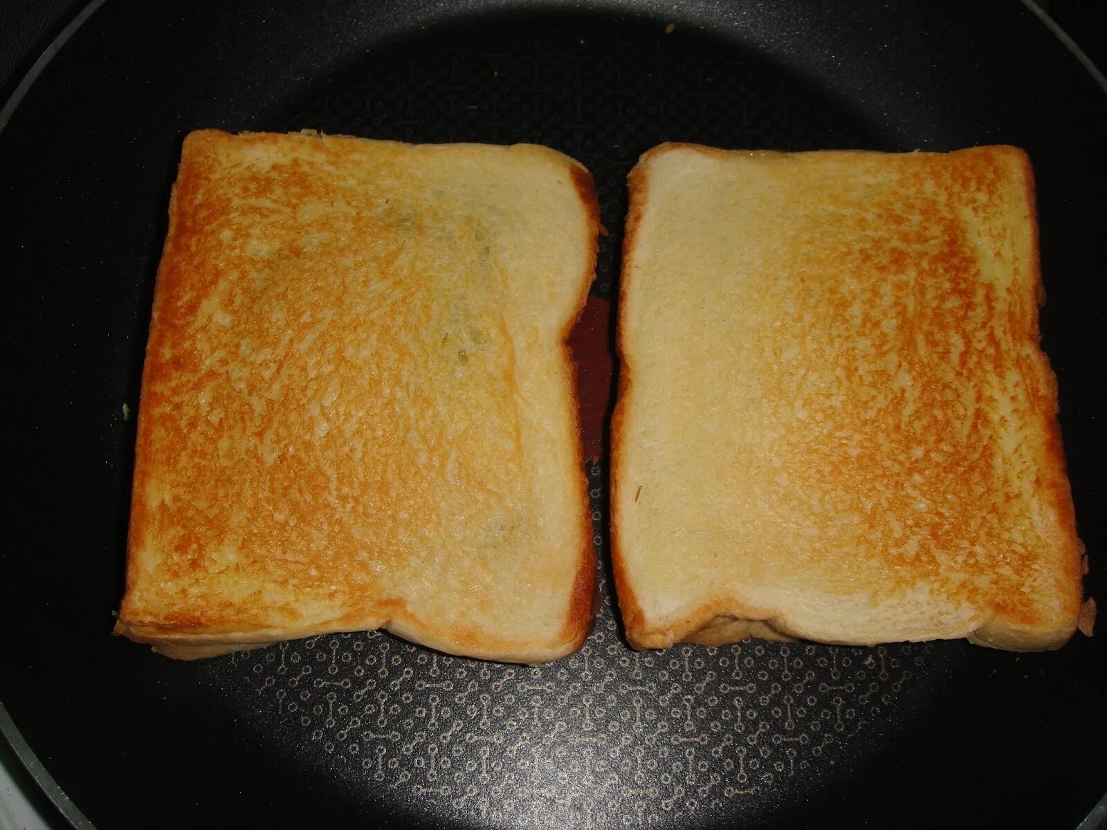 Бутерброды из тостового хлеба на сковороде. Тосты в тостере. Тостеры с сыром на сковороде. Тосты жареные на сковороде. Из тостового хлеба на сковороде