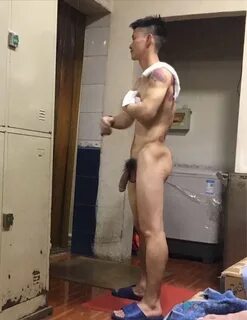 männer locker room penis nackt 