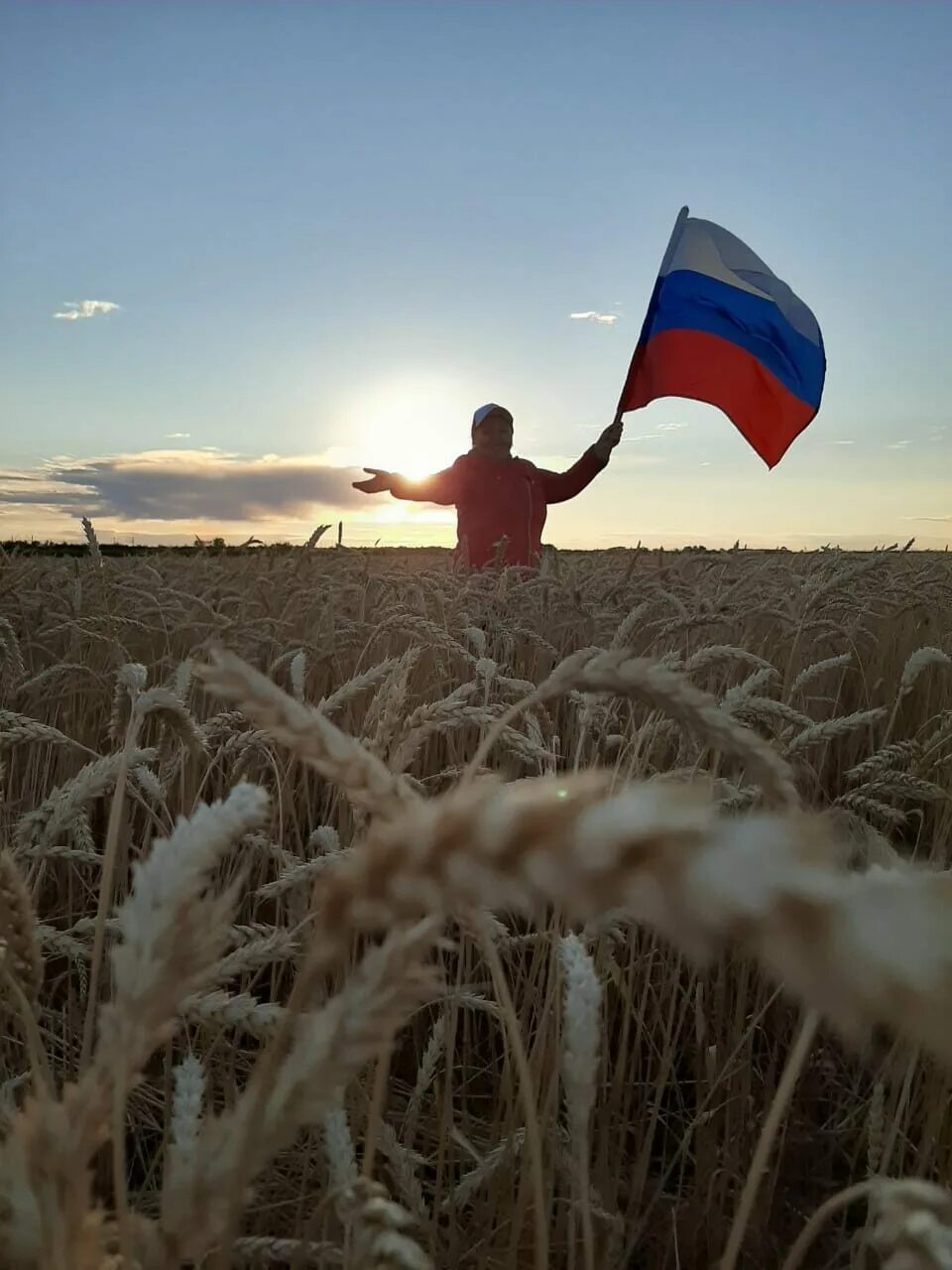 Патриотизм молодежи. Патриотика это. Патриотика это. Патриотические картинки. Флаг российский.
