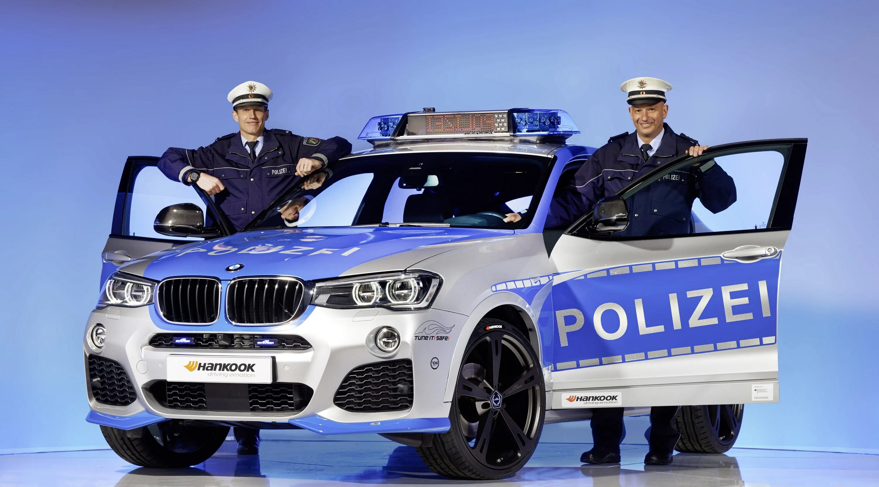 Сколько полицейских машин. BMW x6 Polizei. Полицейский джип BMW x6. Машина "полиция". Автомобиль «полиция».