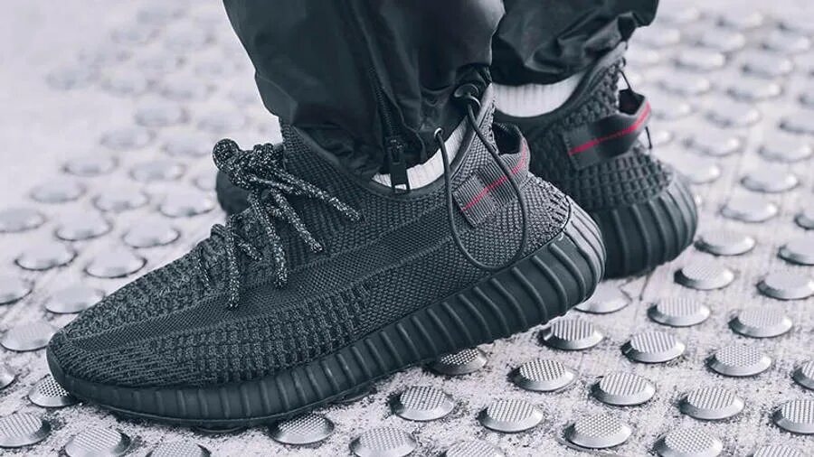 Купить кроссовки yeezy. Adidas Yeezy Boost 350. Adidas Yeezy 350 v2 Black. Adidas Yeezy Boost 350 черные. Addidas Yezi Bost 350.