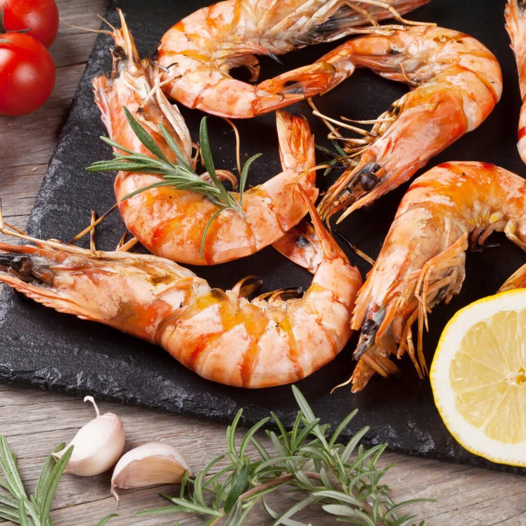 Лангустины быстро и вкусно. Креветки лангустины. креветка дикая лангустина. лангустины и тигровые креветки. лангустины вареные.