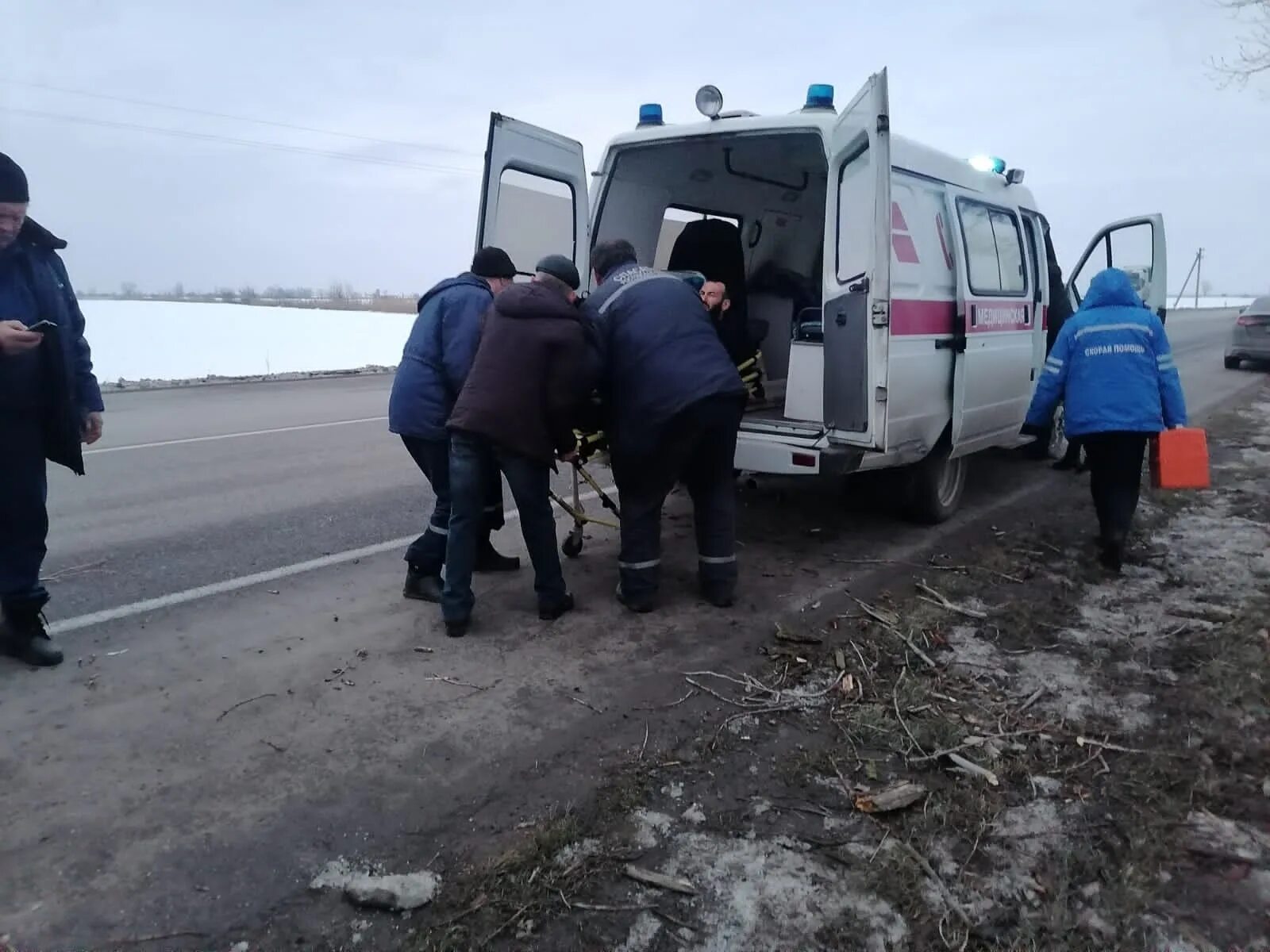 Извлечь пострадавшего из машины. Способы извлечения пострадавшего из автомобиля при дтп. Извлечение пострадавшего из транспортного средства. Пострадавшего из аварийного автомобиля. Извлечение пострадавшего из автомобиля.