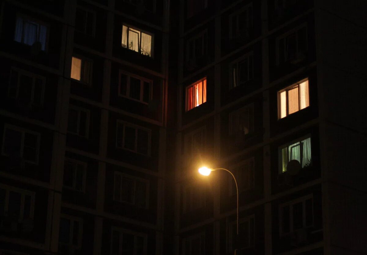 Звуки в доме ночью. Свет в окнах многоэтажек. Свет в окне. Многоэтажка ночью. Свет в окнах домов.