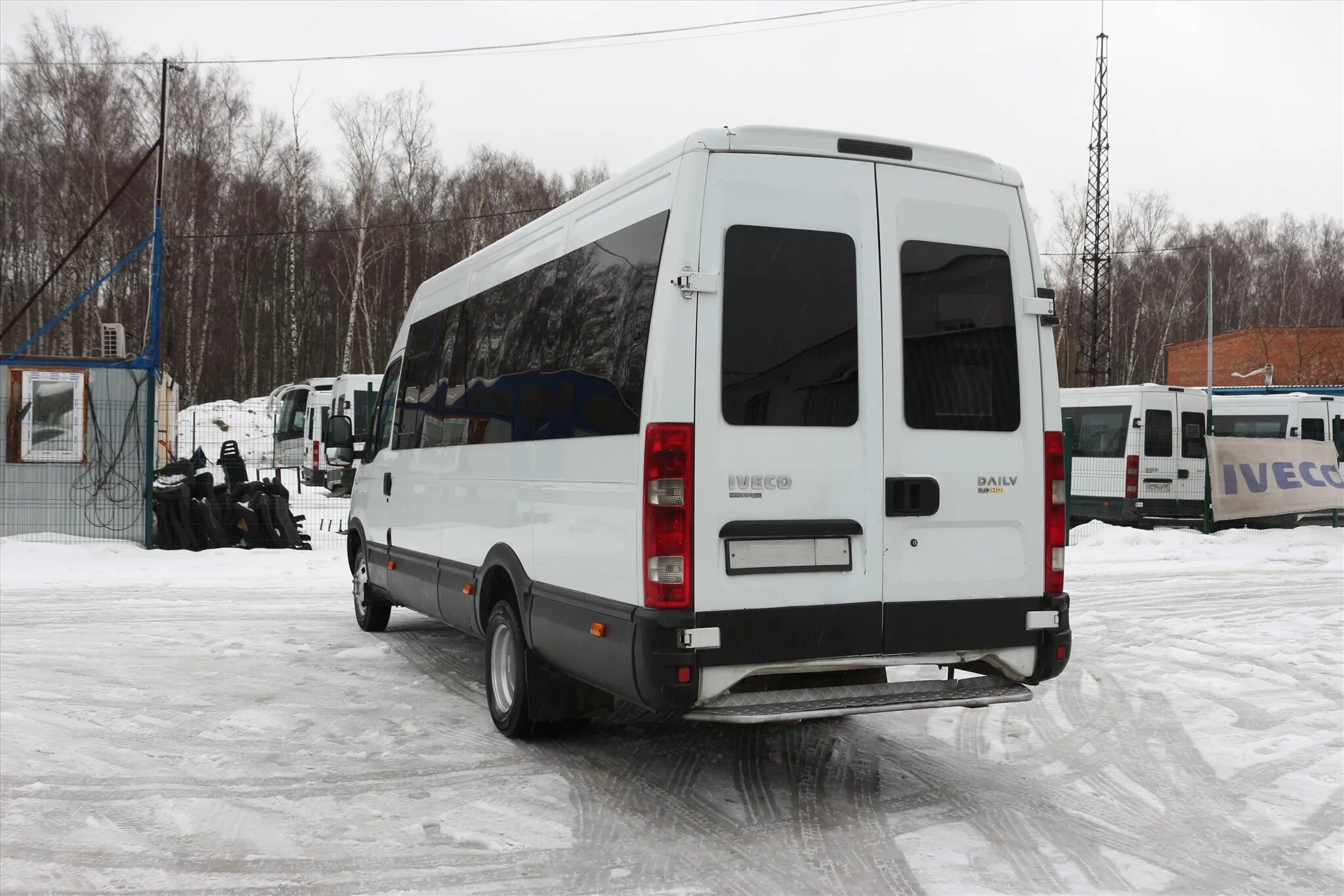 Ивеко микроавтобус 2011. Белый микроавтобус Iveco 400. Ивеко микроавтобус белый. Микроавтобус 2011 12.