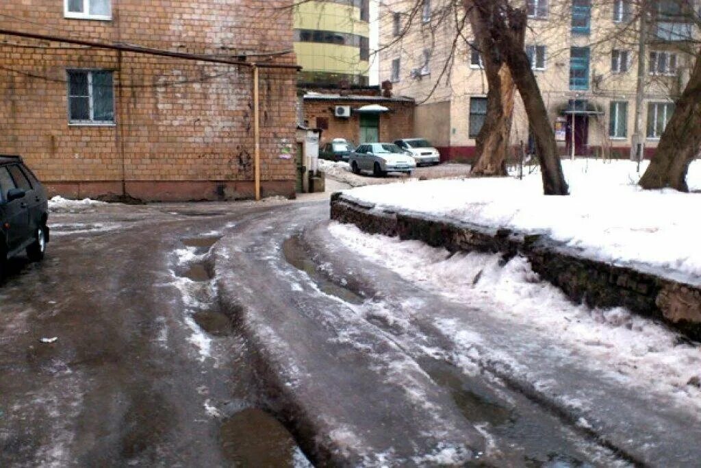 Дороги не чистят от снега. Дорога снег двор. Ледяная колея во дворах. Снежная дорога во дворе. Плохая дорога во дворе.