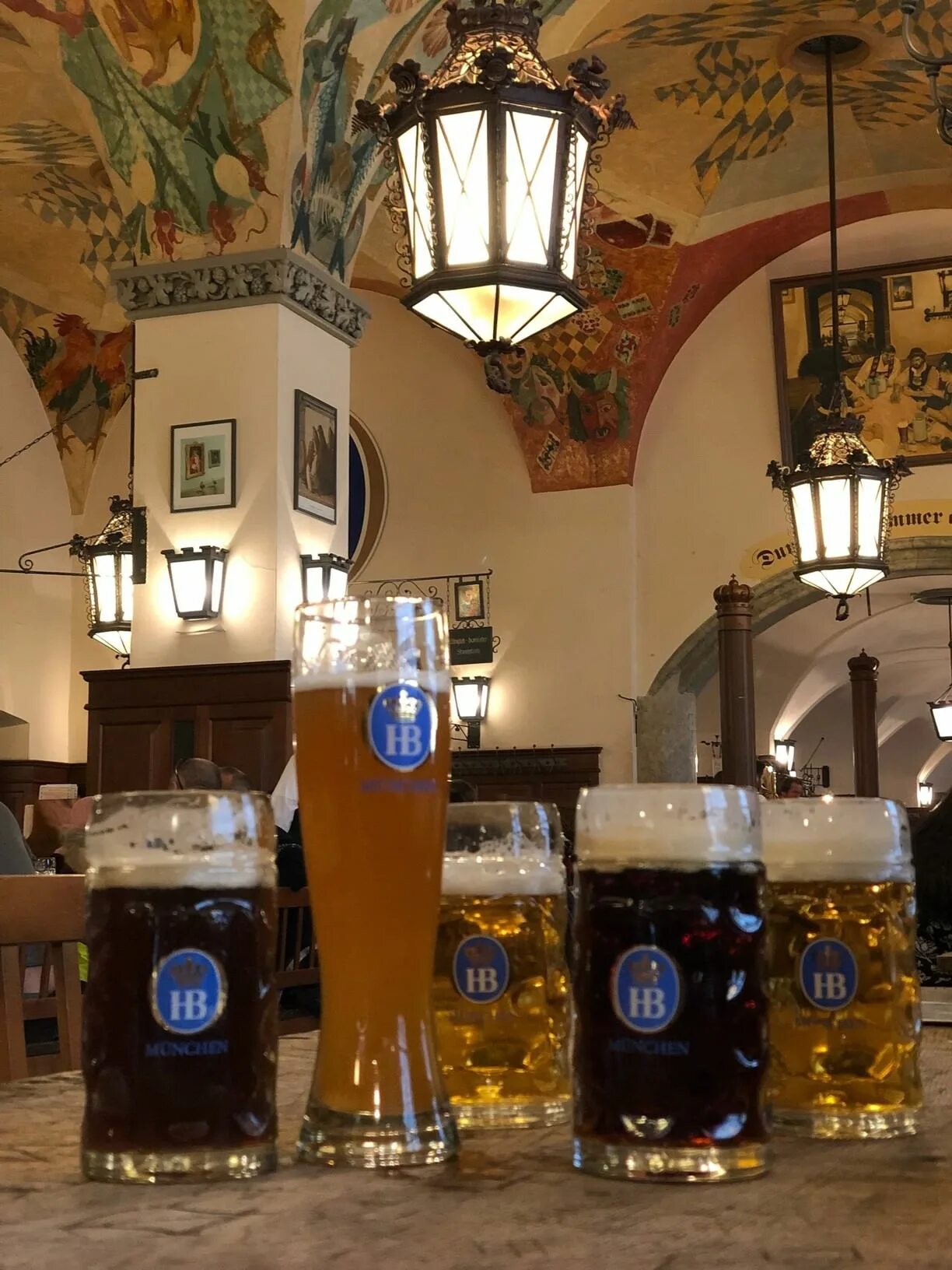 Пиво hofbrau munchen. Хофброй Мюнхен. Пивоварня Хофбройхаус. Мюнхен пивная Хофбройхаус. Королевская пивоварня Мюнхен.