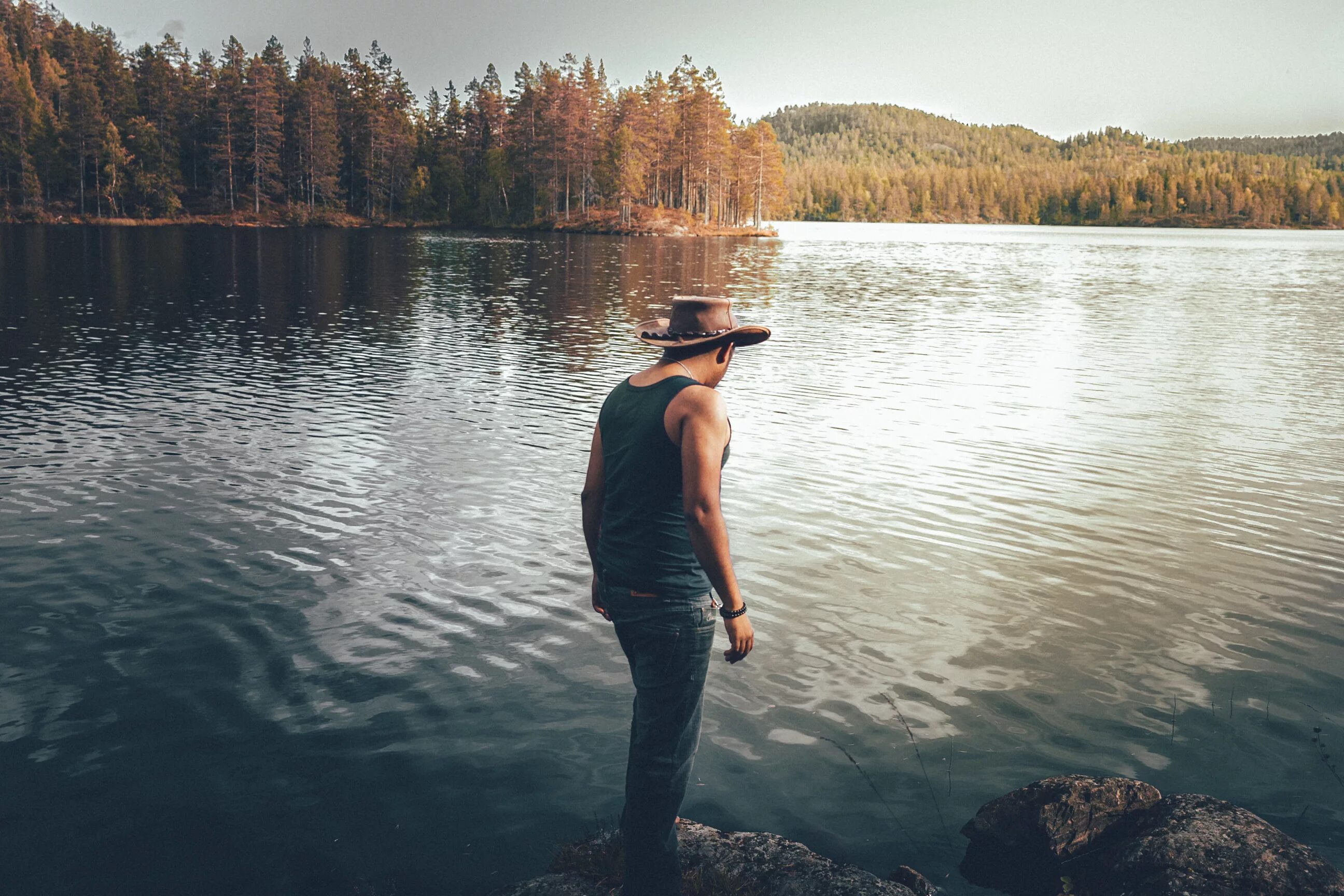 Lake boys. Человек на берегу реки. Люди на озере. Парни на озере. Мужчина у озера.