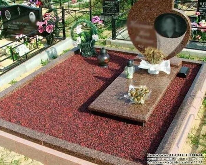 щебень на могилу. гранитная крошка для кладбища. украшение могилы искусственными цветами. дымовский гранит крошка благоустройство могилы. щебень на могилу.