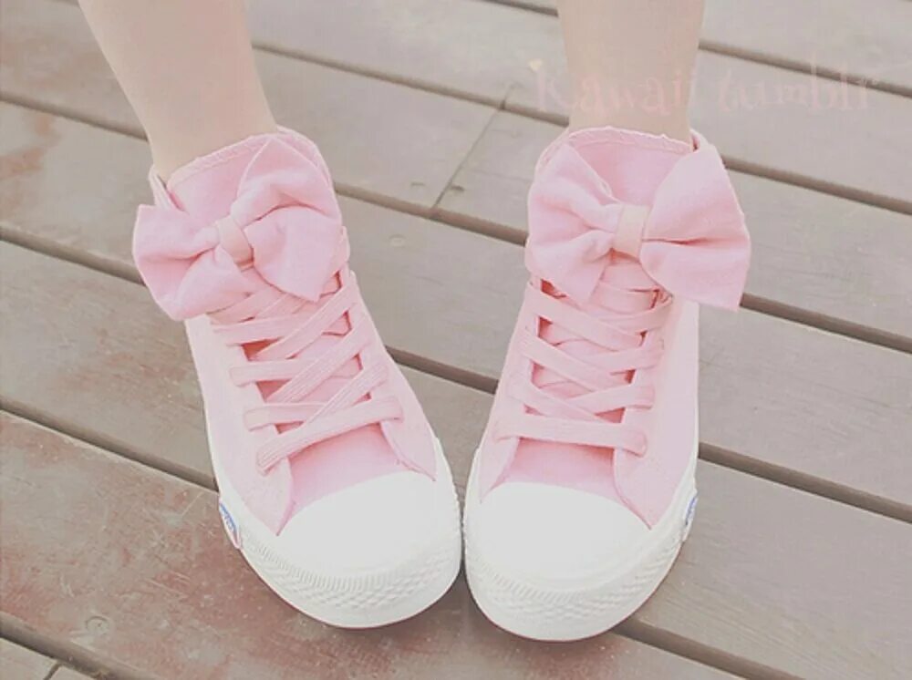 Розовые кроссовки для девочек. Кроссовки для девочек. Девушка в кедах. Розовые кроссовки.