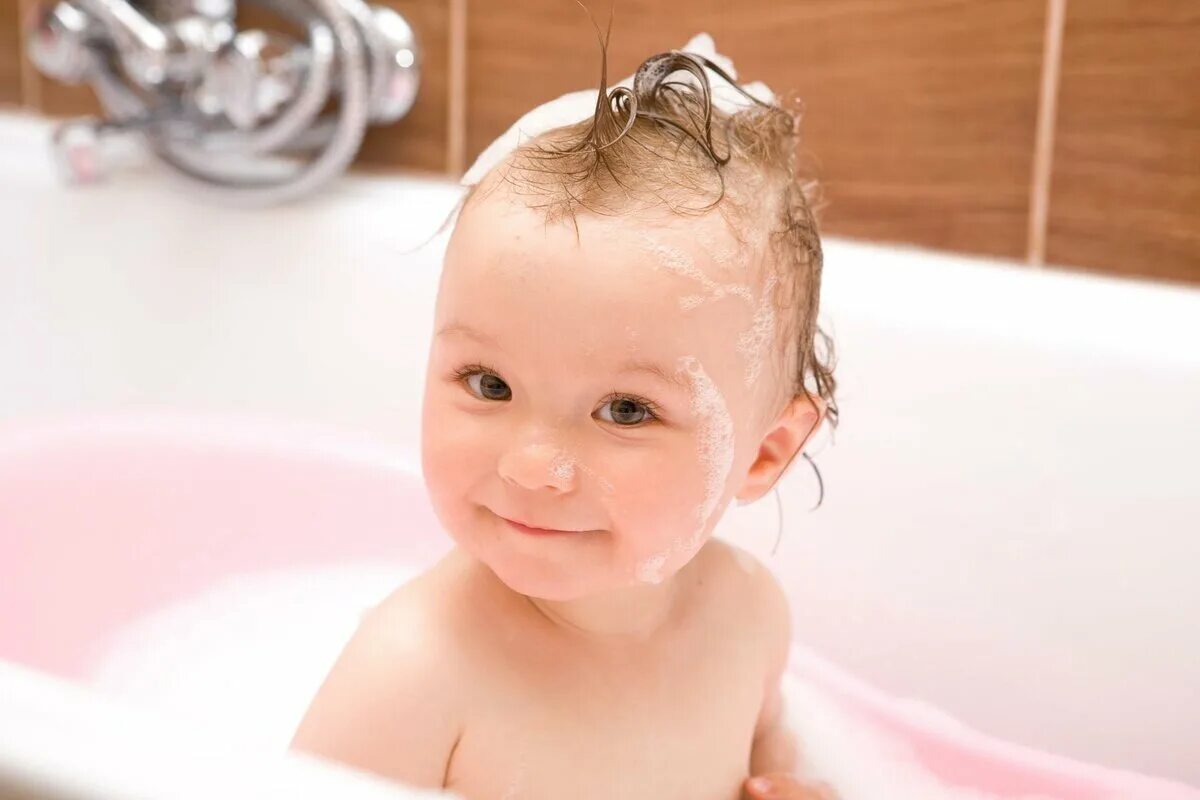 Уход за волосами ребенка. Мытье головы детям. Купание малыша. Малыш в ванной.