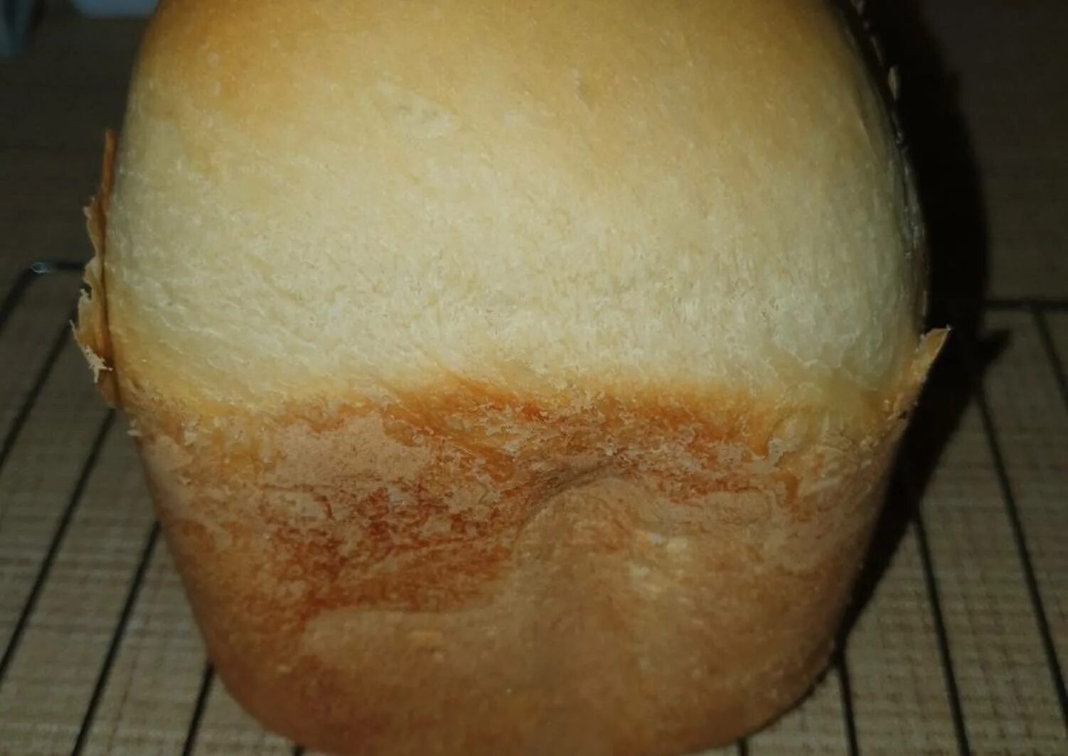 Хлеб в хлебопечке. Хлеб из хлебопечки. Белый хлеб в хлебопечке Мулинекс. Белый хлеб в хлебопечке редмонд. Почему хлеб оседает при выпечке