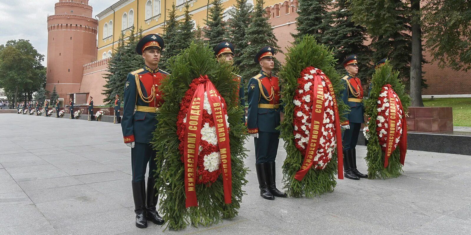9 мая москва мероприятия. Возложение венков к могиле неизвестного солдата. Возложение цветов к могиле неизвестного солдата в Москве. Возложение венков у могилы неизвестного солдата в Москве.