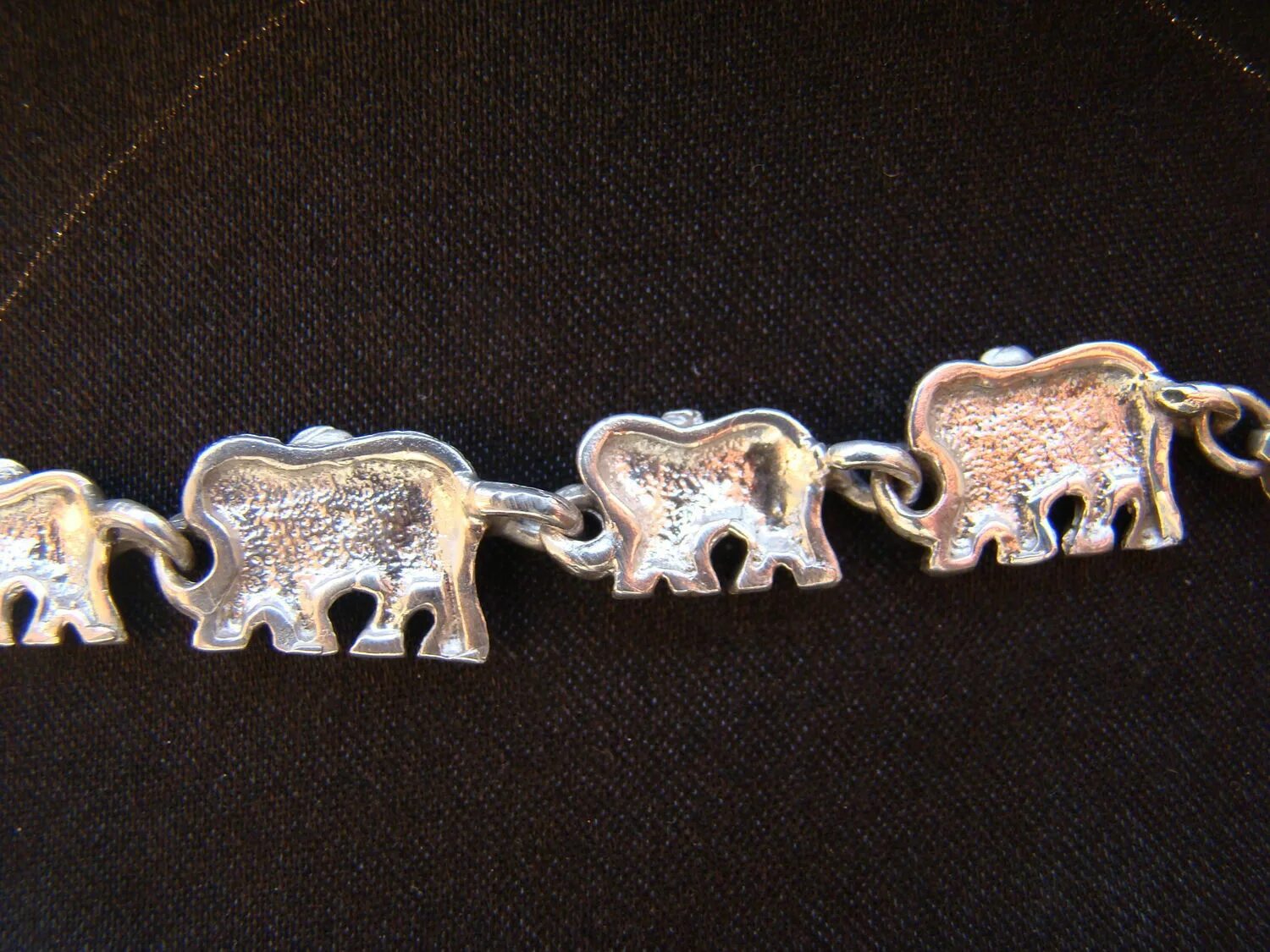 Браслет слоники серебро. Браслет слоники jenavi. Браслет со слоном. Браслет красная веревочка. Браслет слоники серебро.