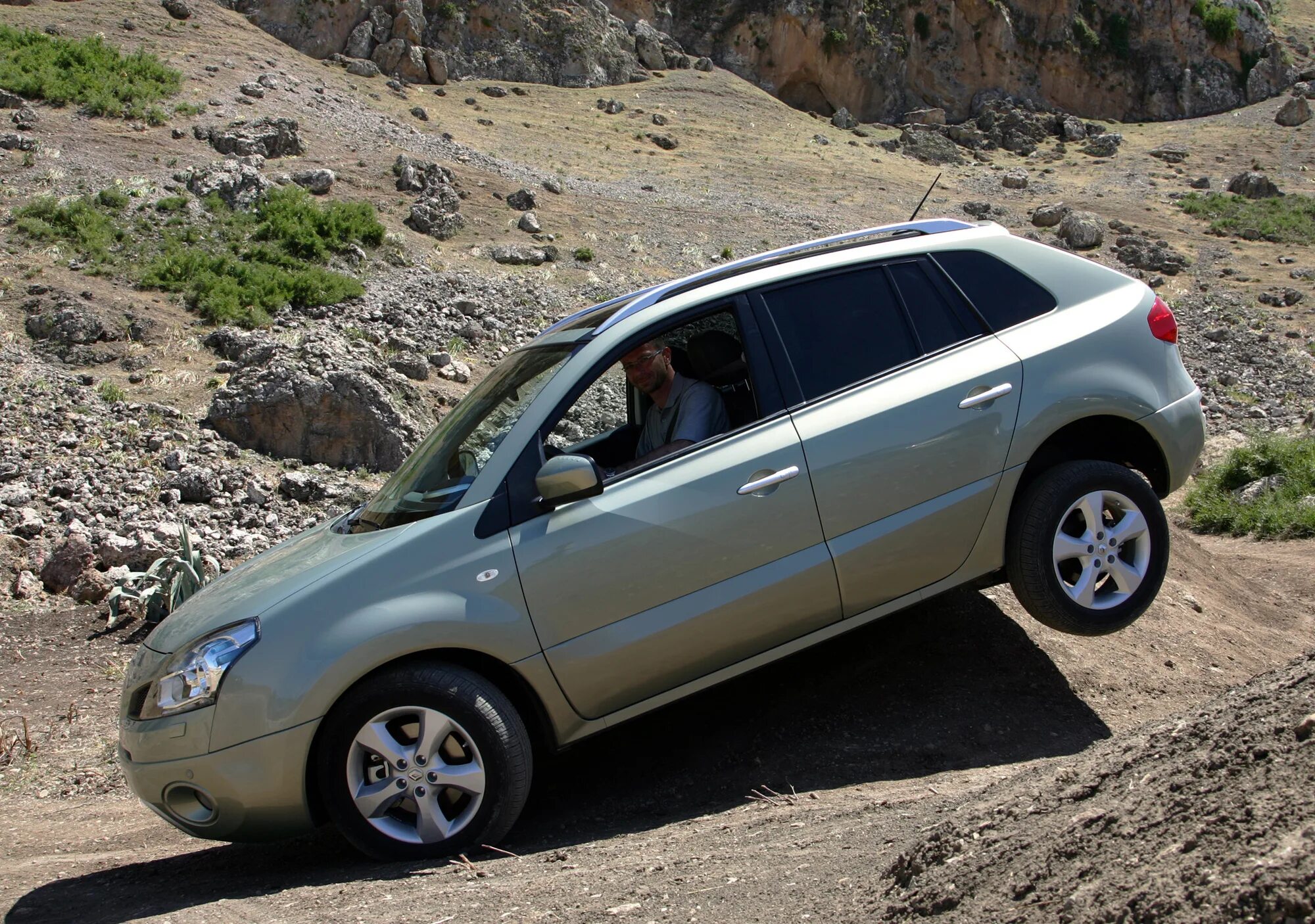 Рено колеос поколения. Renault KOLEOS 2008. Рено Колеос 2008. Рено Колеос 1. Renault KOLEOS 2010.