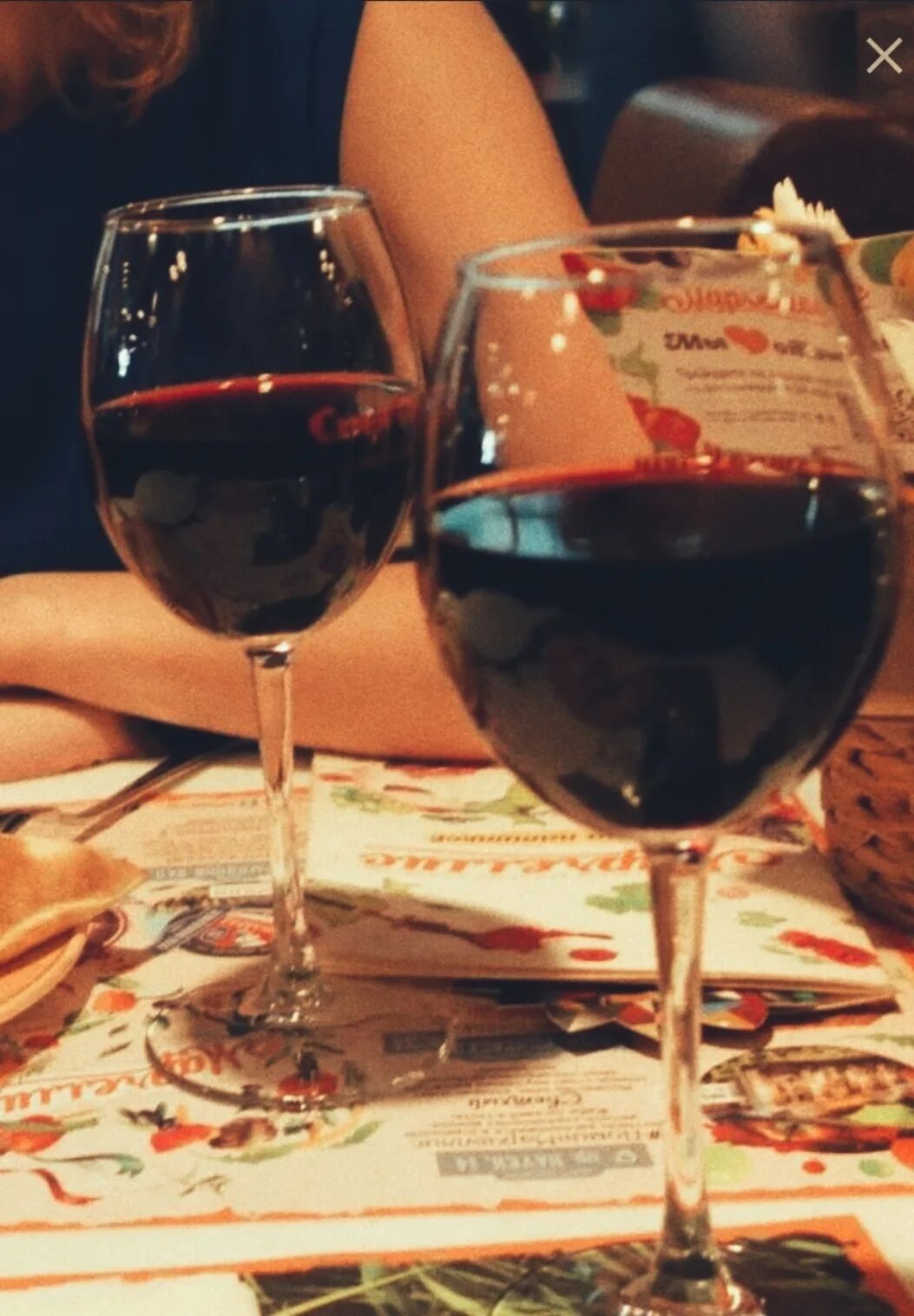 Бокал вина в ресторане. Вино в бокале в кафе. Бокал с вином. Бокал вина на столе в ресторане.