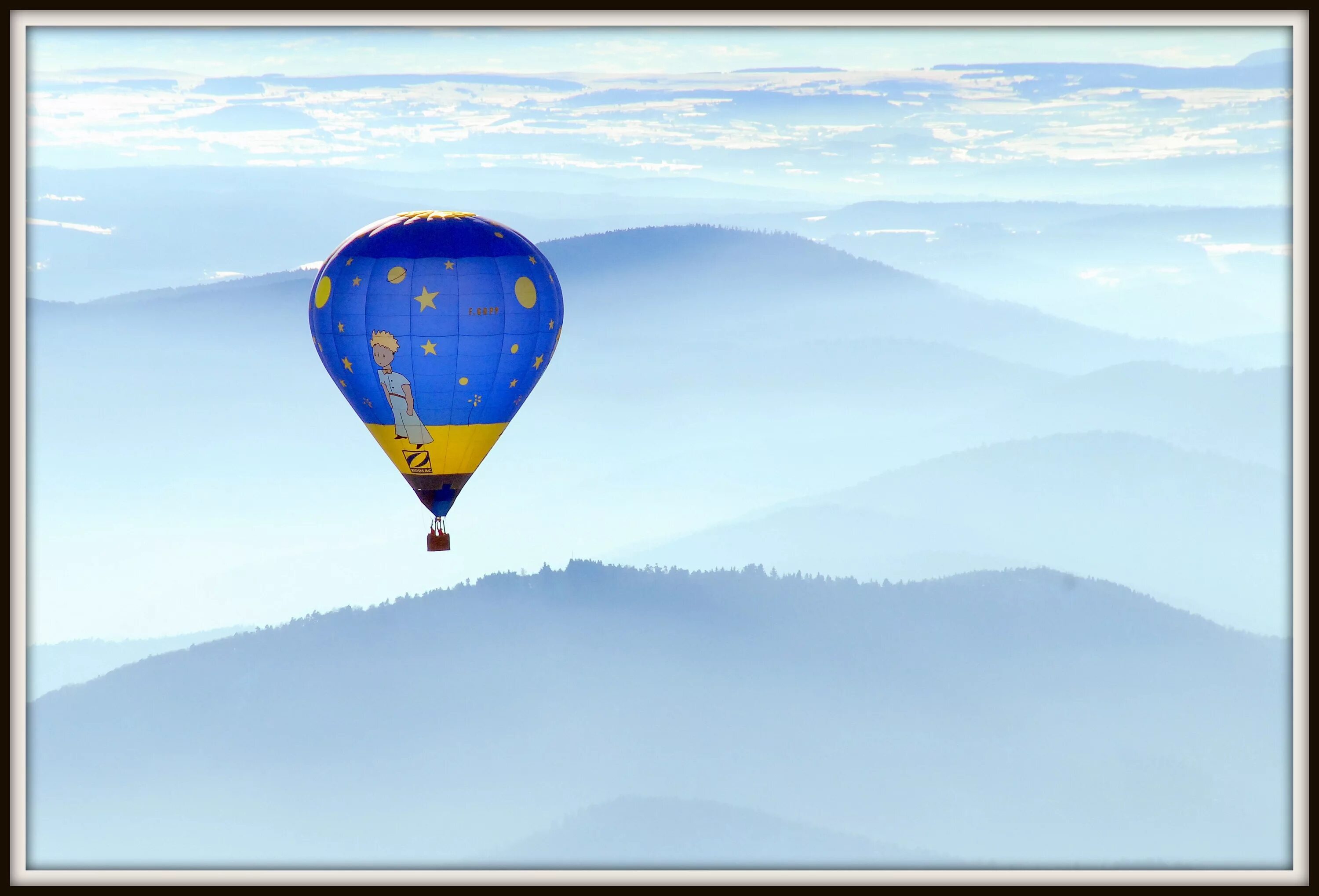 Flying balloon. Путешествие на воздушном шаре. Воздушный шар путешествие. Пейзаж с воздушным шаром. Воздушный шар в небе.