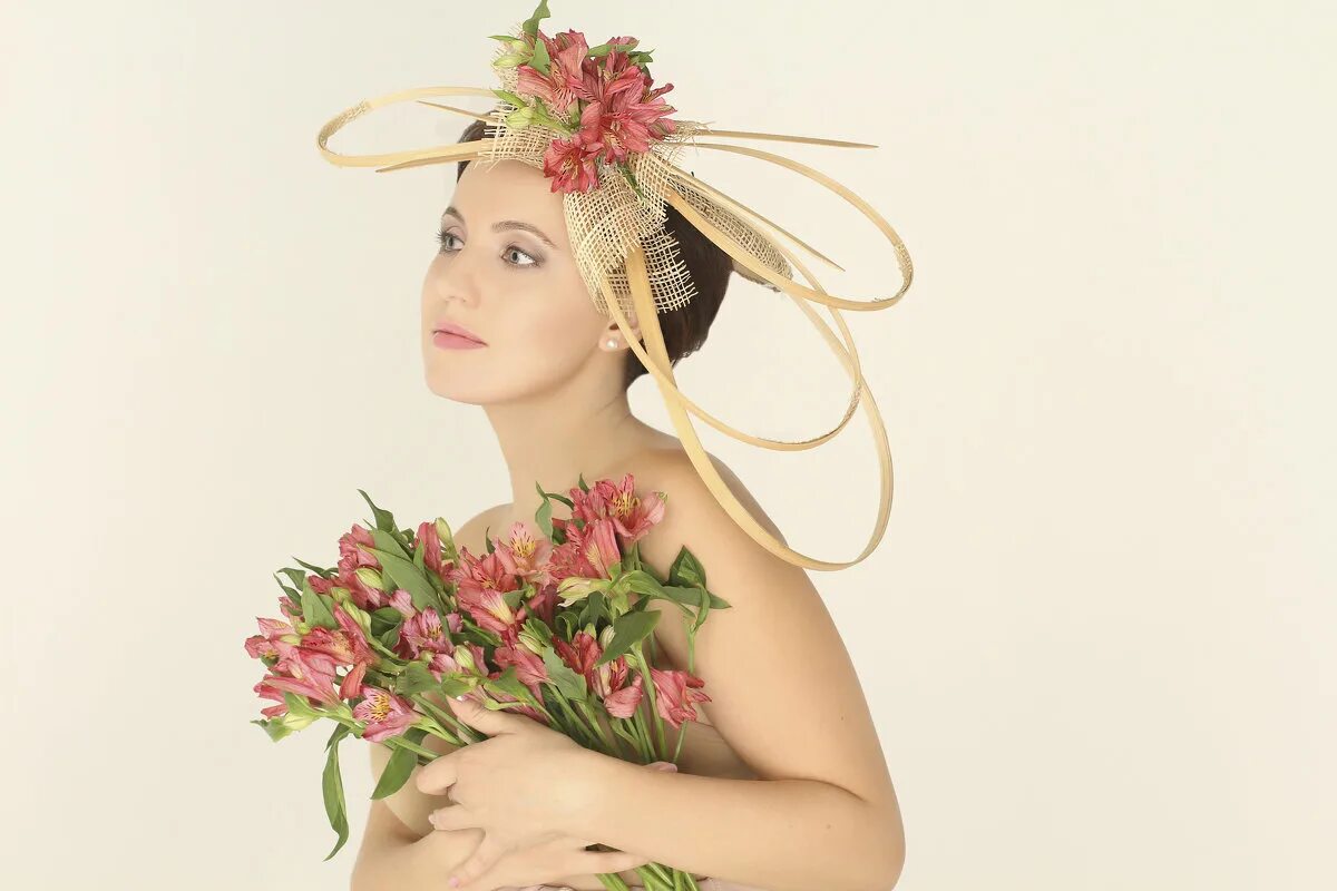 блондинка в красном платье. девушка с волосами из цветов. женщины похожие на цветы. светлана беляева фотограф. виктория алтухова.