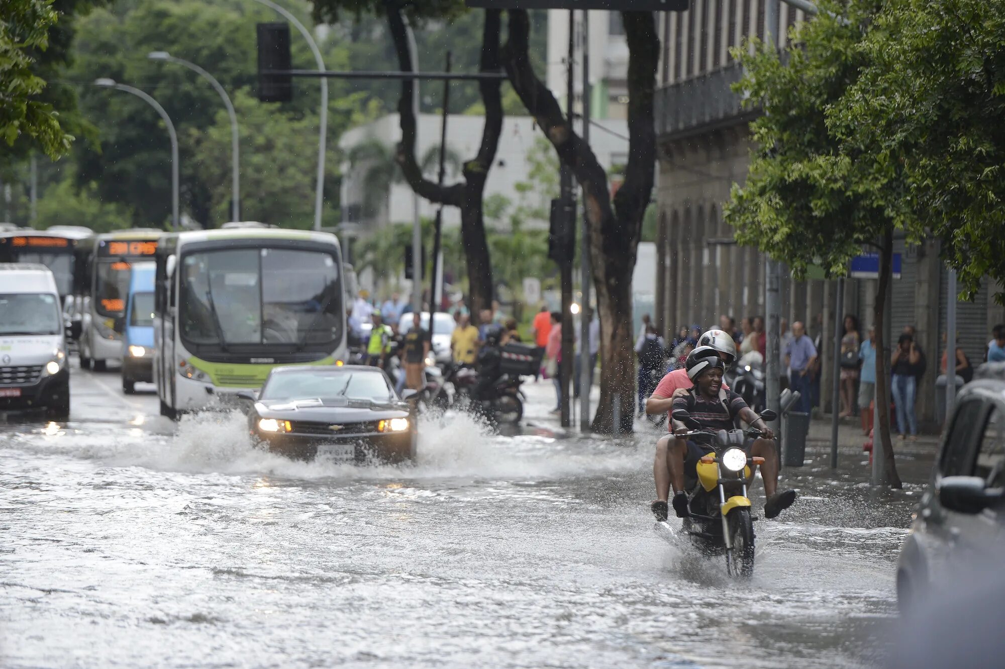 Средние осадки в бразилии. Дождь в Рио де Жанейро. Дождь в Бразилии. Осадки в Бразилии.
