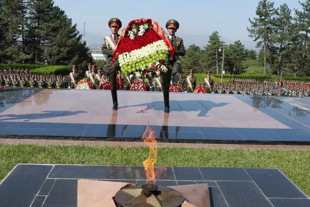 Победа душанбе. Вечный огонь парк победы душанбе. вечный огонь в таджикистане парк победы. парк победы в душанбе таджикистан. душанбе мемориал победы.