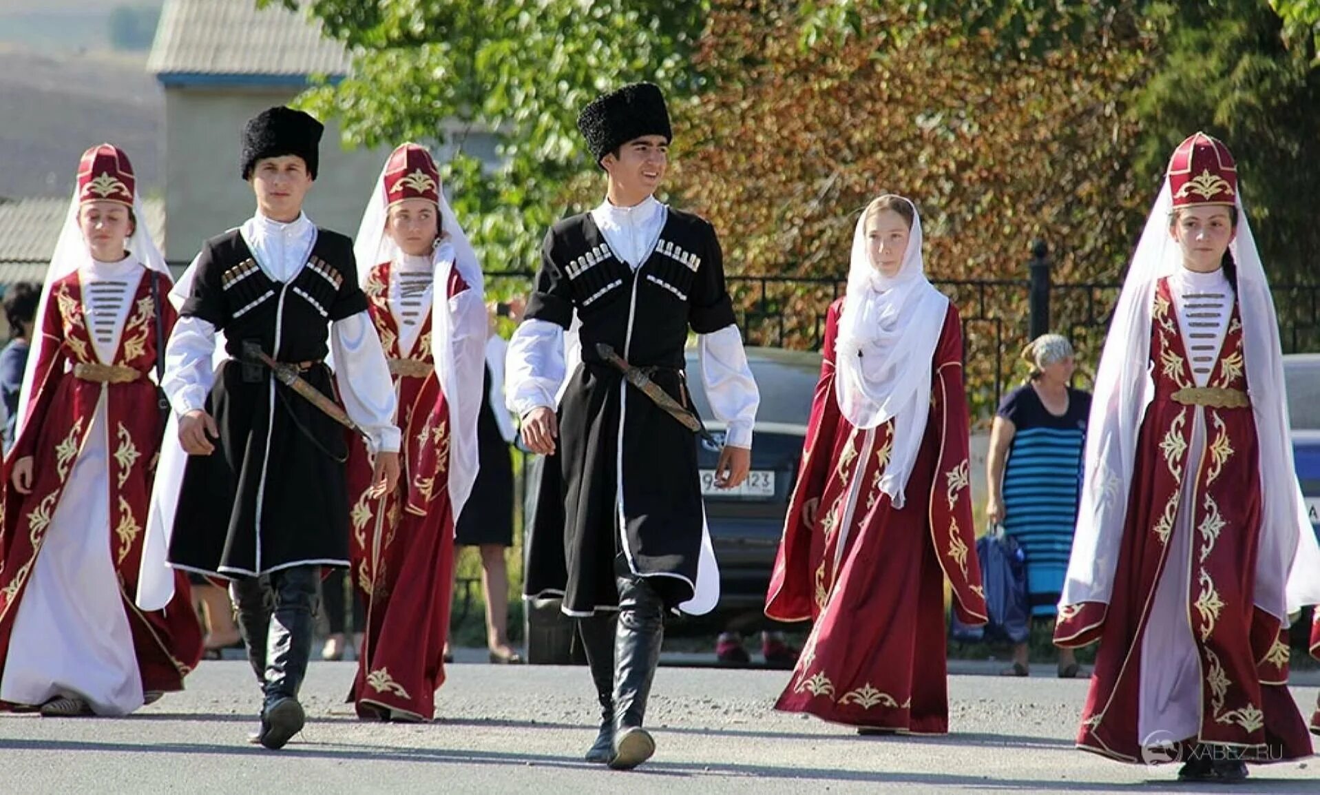 Черкесы какой народ. Кабардино-Балкария кабардинцы. Национальный костюм Черкесов и карачаевцев. Кабардинцы народ Северного Кавказа. Абазины национальный костюм.