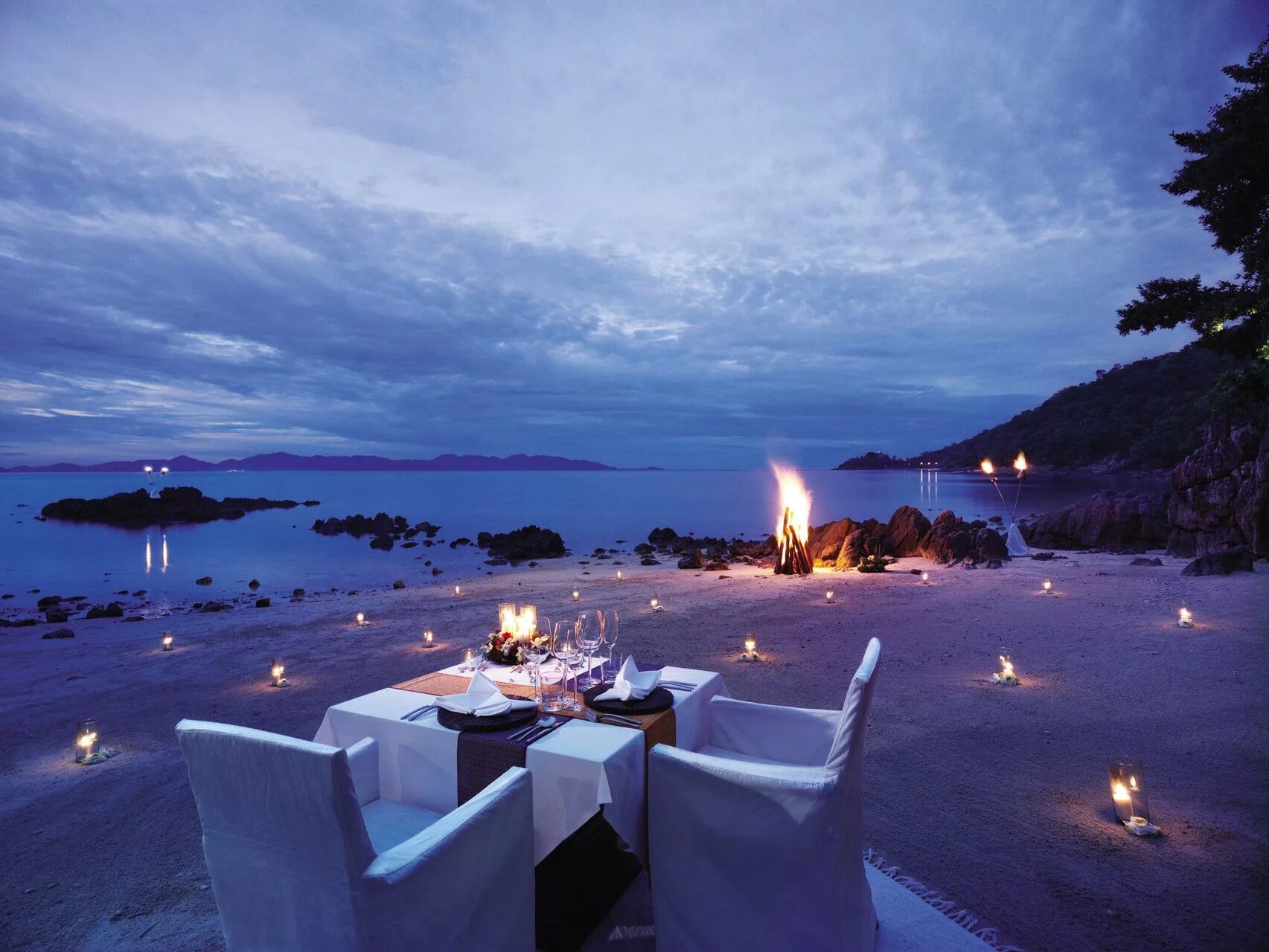 Красивая ночь романтичные картинки. Романтичные места. Ужин на берегу моря. Романтичный ужин на берегу моря. Красивые романтичные места.