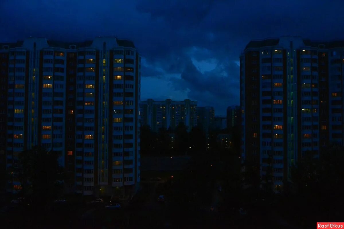 сладких снов ночной город. ночью приеду в город. ночью приеду в город. ночная улица с людьми. мурманск город полярная ночь.