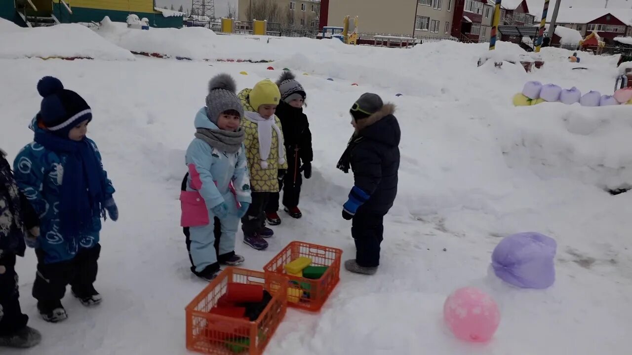 Зимние игрушки для детей на улице. Зимнее развлечение в младшей группе детского сада. Зимнее развлечение на улице в детском саду. Развлечения в младшей группе. Зимняя игра в группе