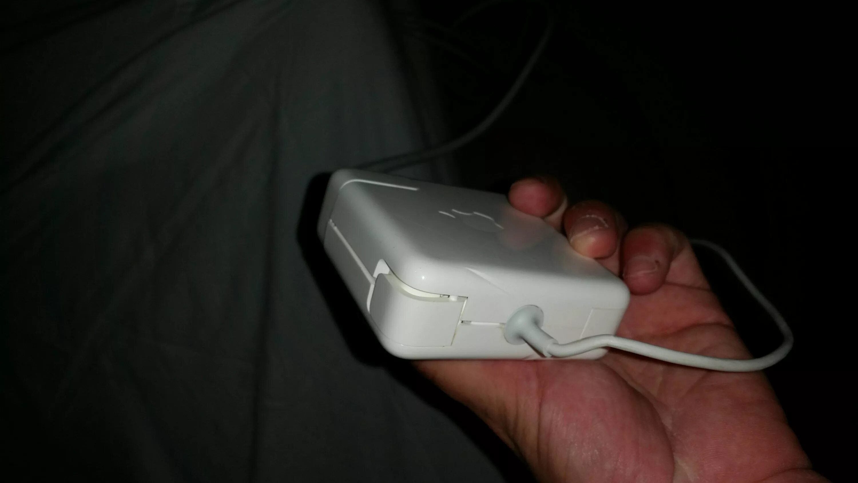 Можно ли заряжать айфон блоком. Мышь и зарядка макбук. Ушки на зарядке макбука. СЗУ Apple MACBOOK MAGSAFE 60w Original White. Перестала заряжать зарядка от макбука.