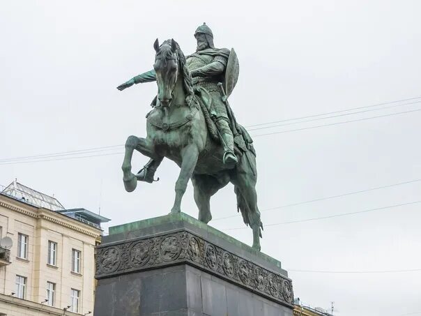 Как выглядит памятник юрию долгорукому. Памятник юрию долгорукому в москве. памятник основателю москвы юрию долгорукому. скульптура юрия долгорукого в москве.