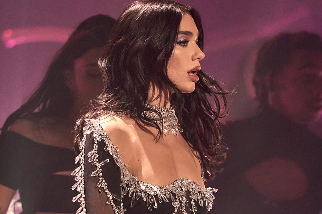 Дуа липа элтон слушать. Dua Lipa Lollapalooza Mugler 2022. Дуа липа в Вечернем шоу. Дуа липа в камеди клаб. Dua Lipa в гримёрке.