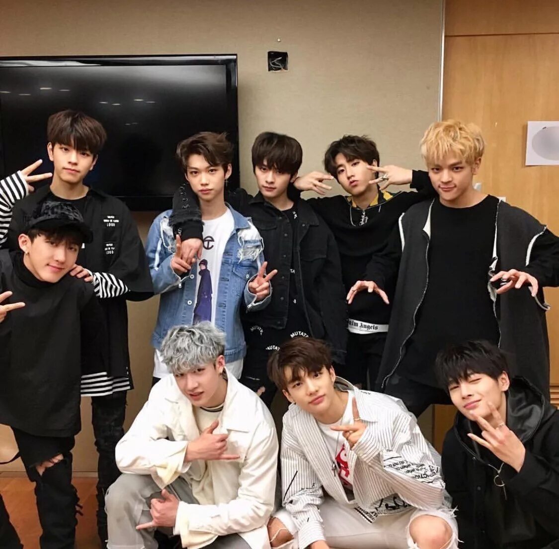 Группа stray kids дебют. Группа Stray Kids. Корейская группа Stray Kids. Stray Kids дебют. Stay Kids группа.