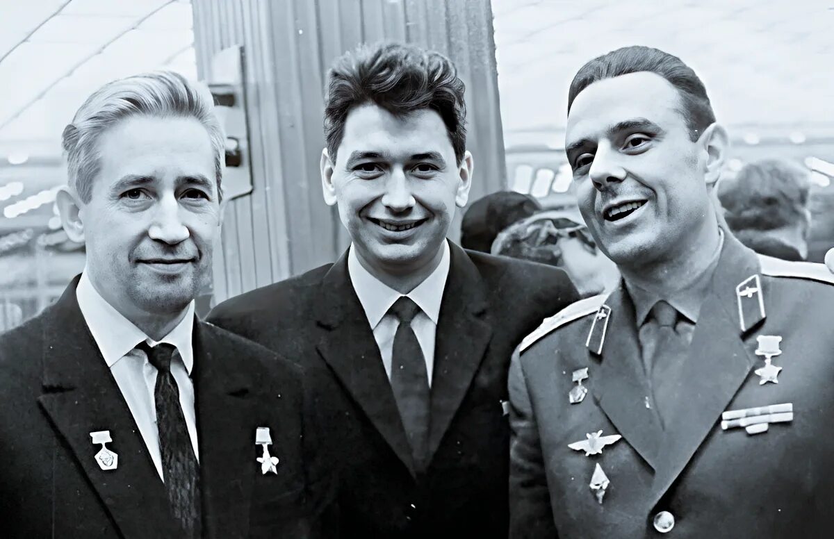 1964 год космонавт. Гагарин и терешкова. 1964 год космонавт. Фото женщины космонавта в скафандре. 1964 год космонавт.