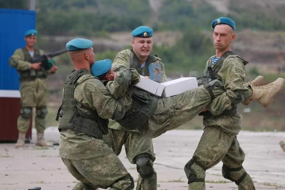 Высадил десант. Воздушно десантные войска ВДВ России. Полигон ВДВ Новороссийск. Новороссийская бригада ВДВ. Воздушный десантник.