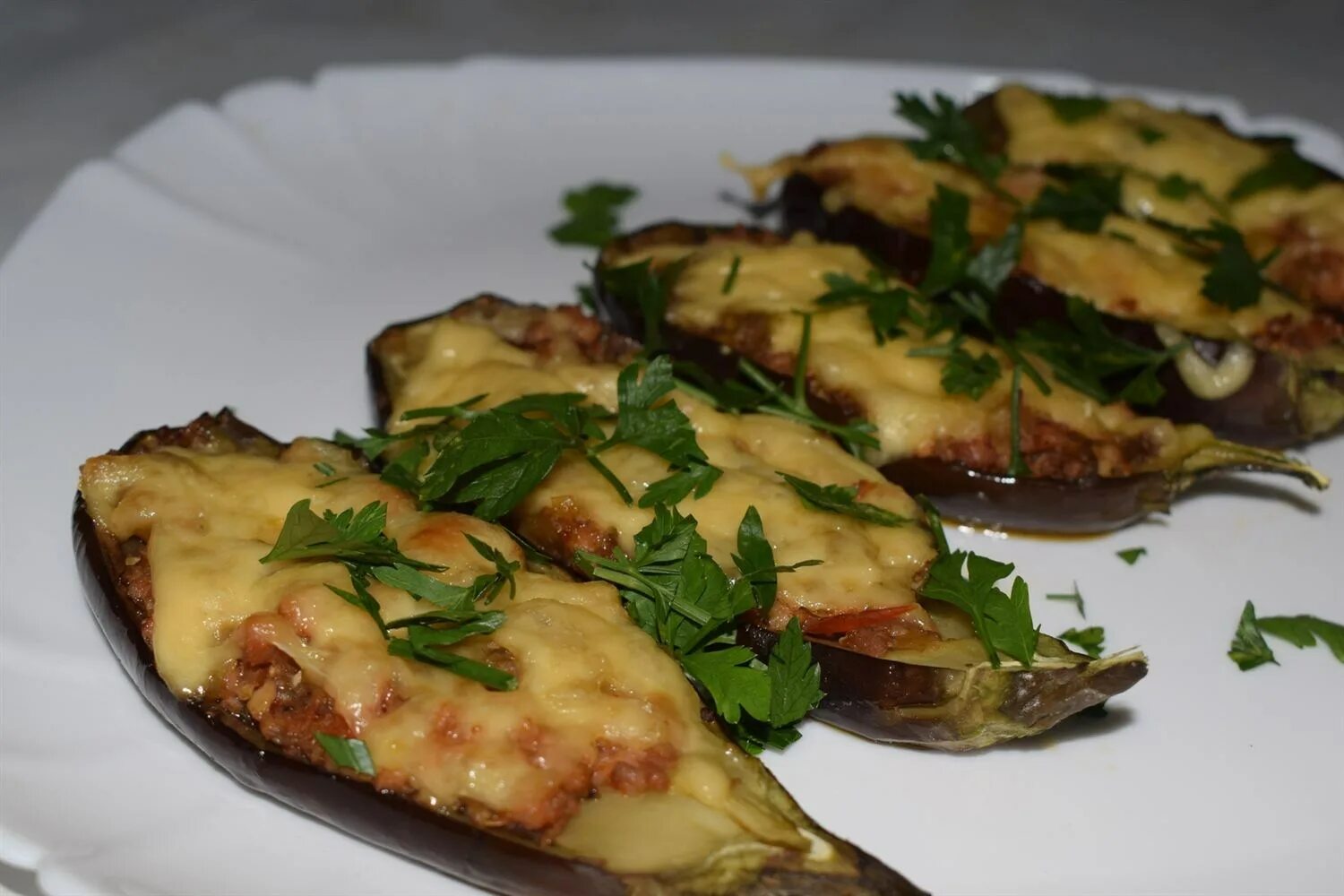 Баклажаны рецепты быстро и вкусно запеченные. Баклажаны пармиджано фаршированные. баклажаны фаршированные остренькие. эгине фаршированные баклажаны. синенькие лодочки фаршированные.