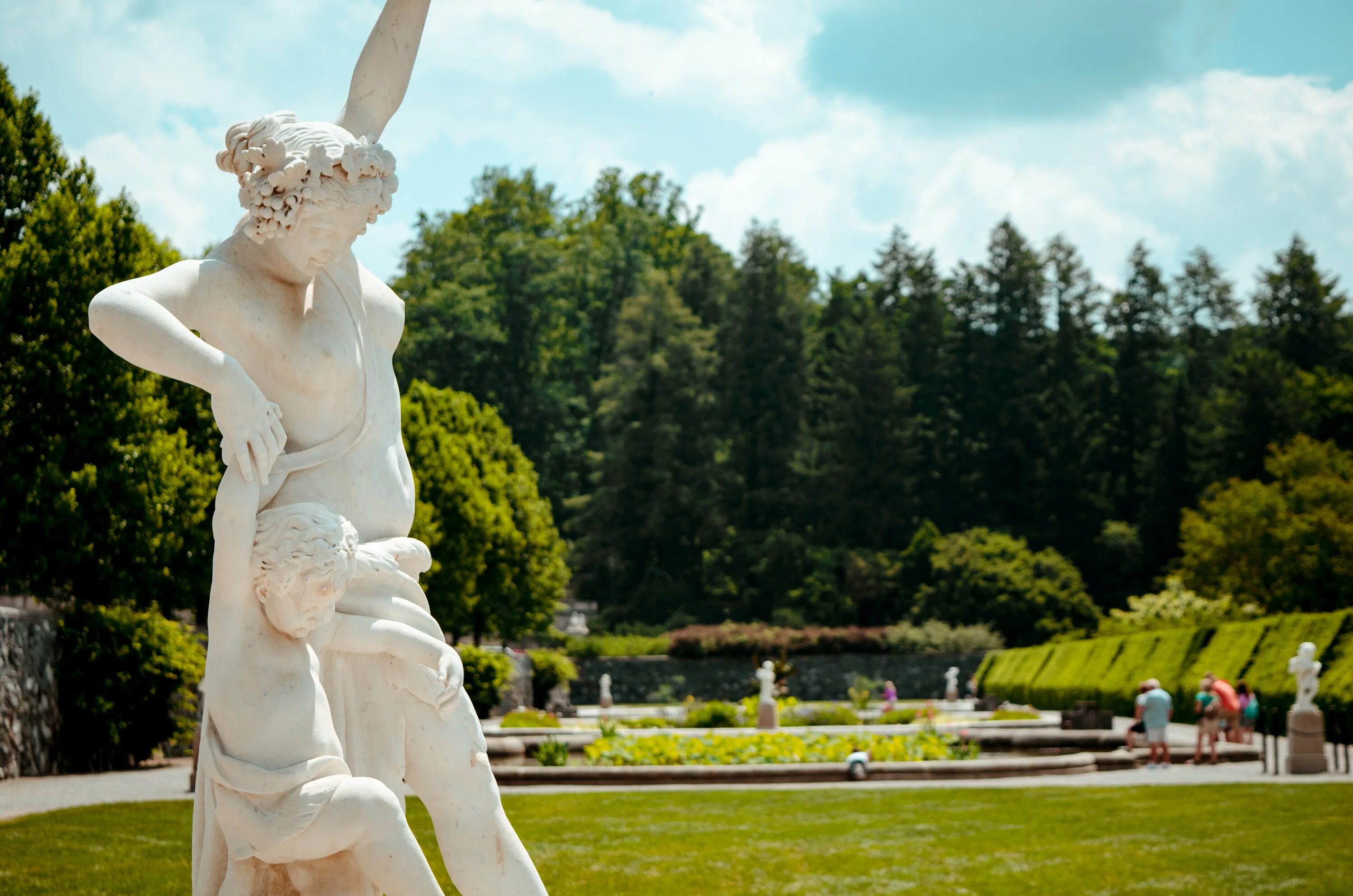Со статуей. Летний сад статуя Терпсихора. Скульптура Терпсихора в летнем саду. Статуи форо Италико. Античные скульптуры для сада.