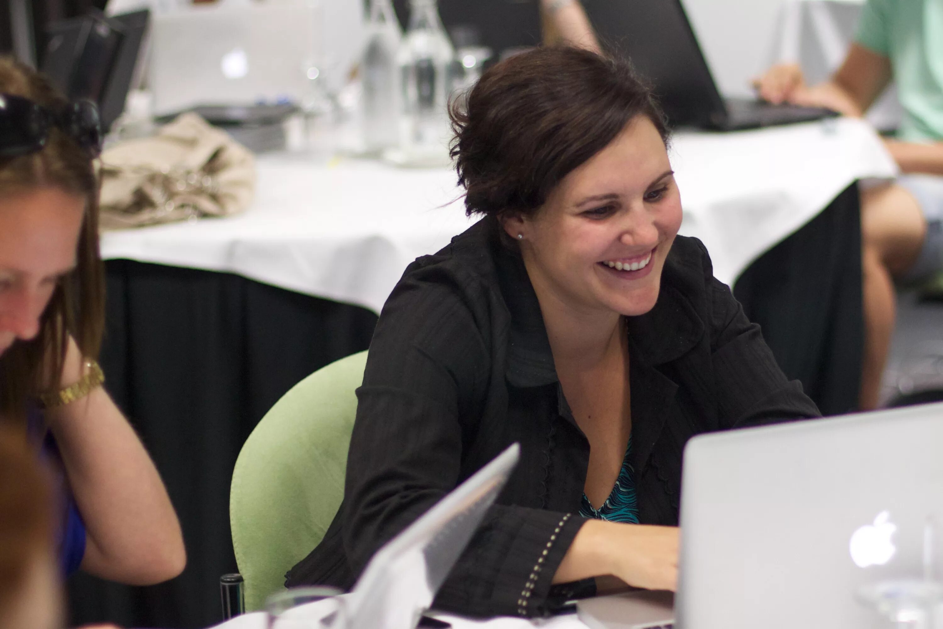 Беспроводная громкая связь девушка. Телефония в офисе. Общаться по скайпу. Переговоры по видеосвязи. Девушка через связь.