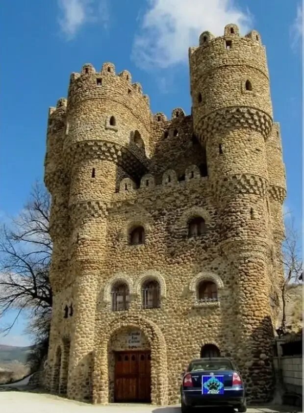 Дома замки построить. Кастильо де Лас Куэвас. Маленький замок. Каменный замок. Дом замок.