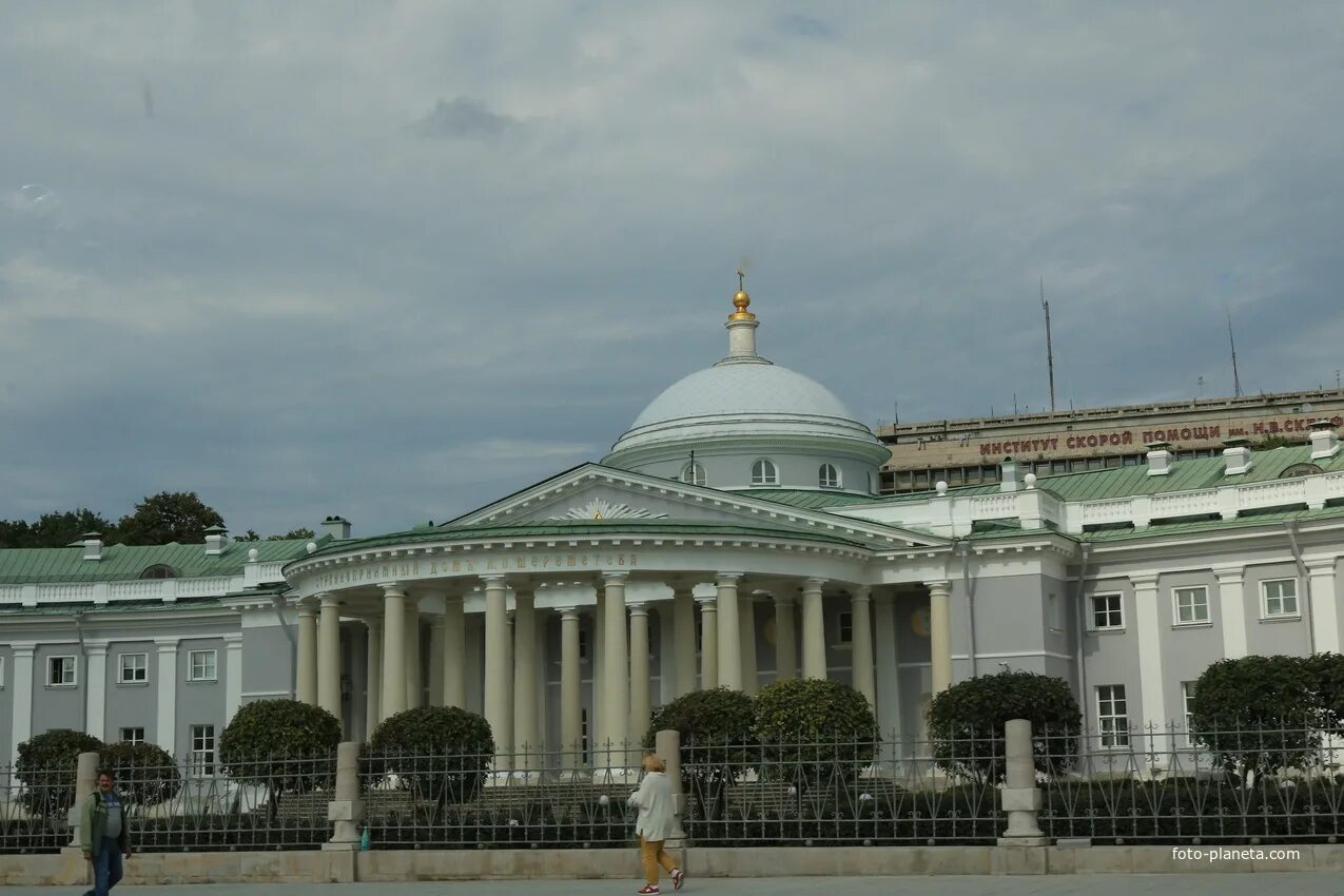 Москва какой огромный странноприимный. НИИ скорой помощи им н.в Склифосовского. "Странноприимный дом" (институт Склифосовского). Здание НИИ Склифосовского. Институт скорой помощи имени н. в. Склифосовского..