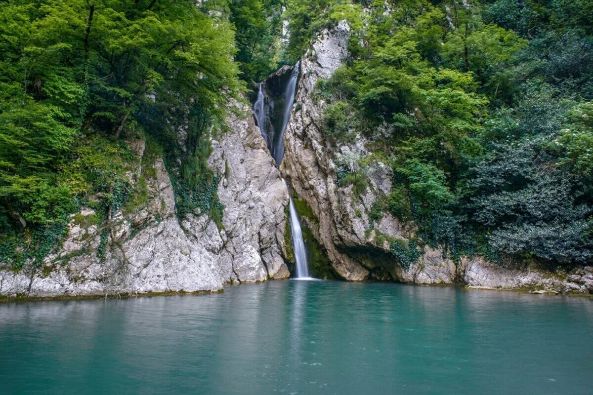 Агурские водопады Краснодарский край. Нижний Агурский водопад Сочи. Агурское ущелье Абхазия. Водопад Агура в Сочи. Краснодарский край где теплее