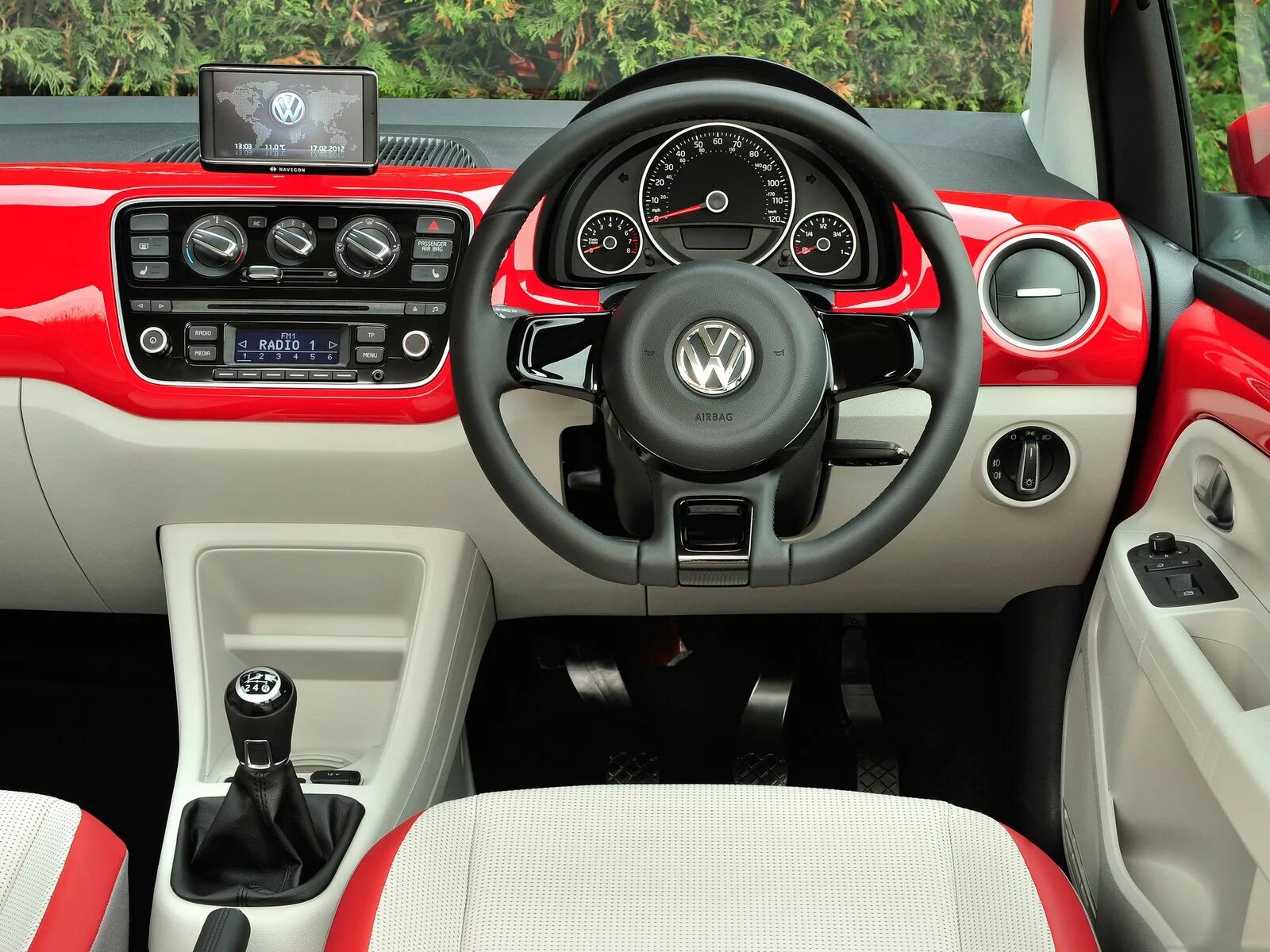 Volkswagen правый руль. Volkswagen up 2011. Панель Volkswagen up. Volkswagen up салон. Volkswagen up 2015.